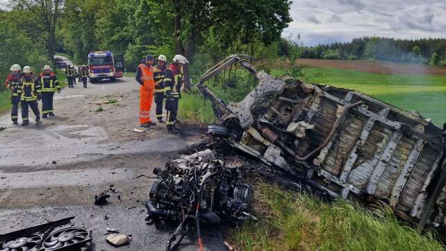 Kleintransporter kracht in Baum und brennt – Fahrer stirbt