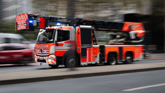 Brand in Obdachlosenunterkunft: mehrere Menschen verletzt
