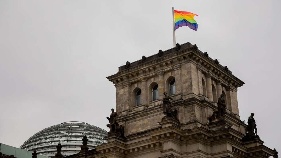 Julia Klöckner hisst die Regenbogenflagge - einmal im Jahr