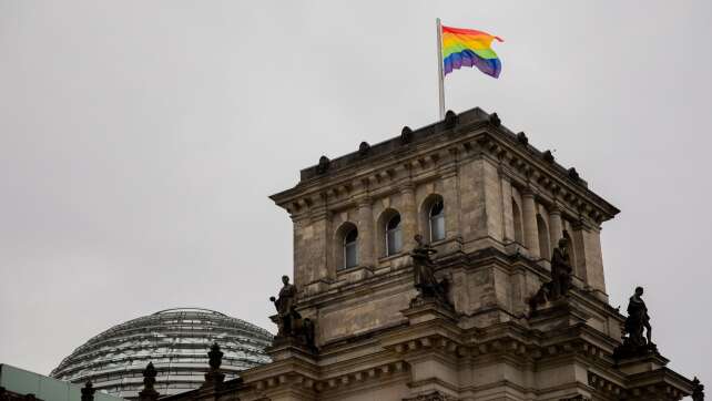 Julia Klöckner hisst die Regenbogenflagge - einmal im Jahr