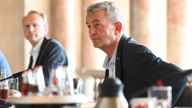 Bayerische Wirtschaft und DGB bei Arbeitszeiten uneins