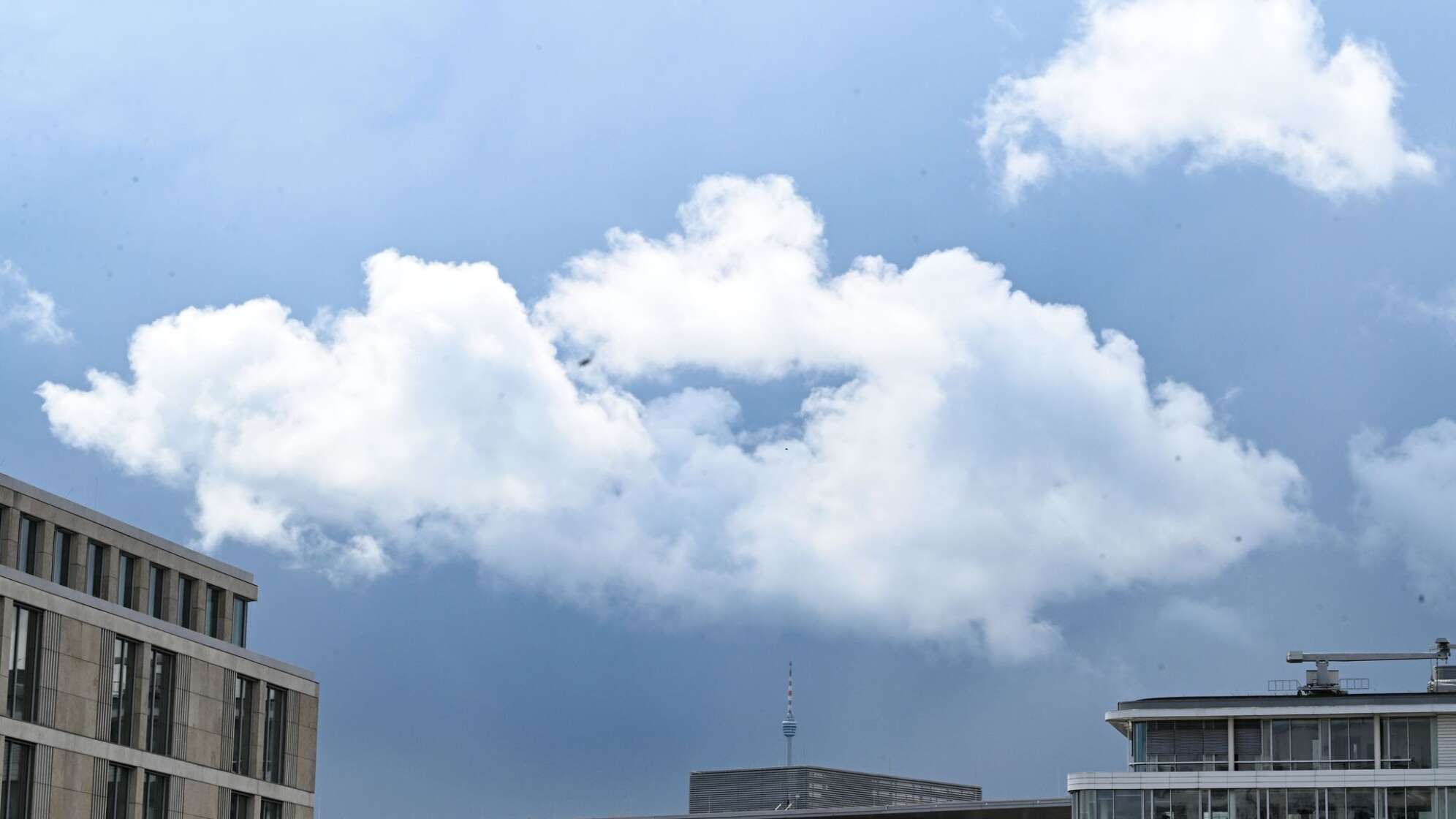 Sonne und Wolken über Stuttgart