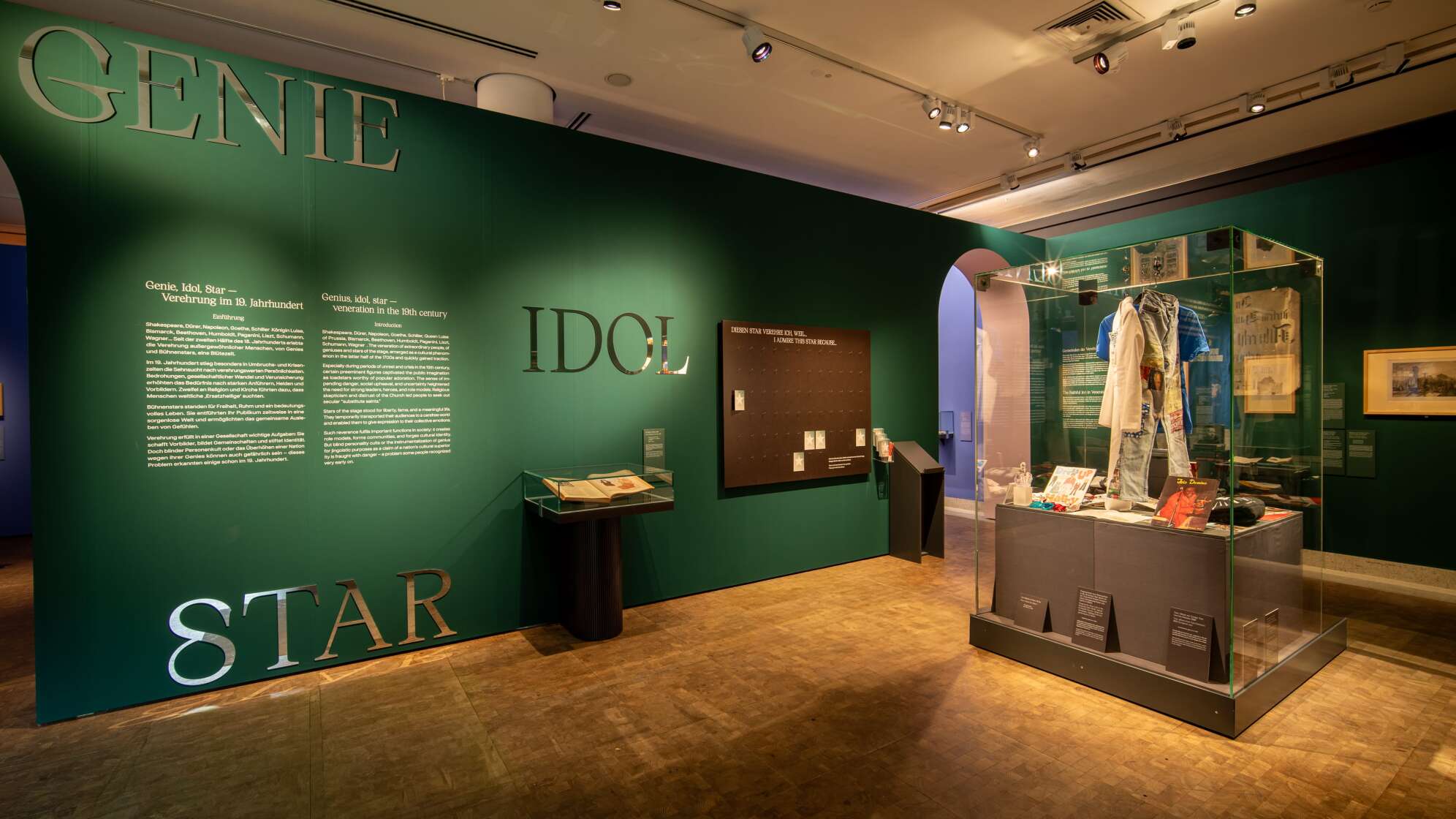 Ausschnitt Ausstellung zu Idolen und Starkult im 19. Jahrhundert