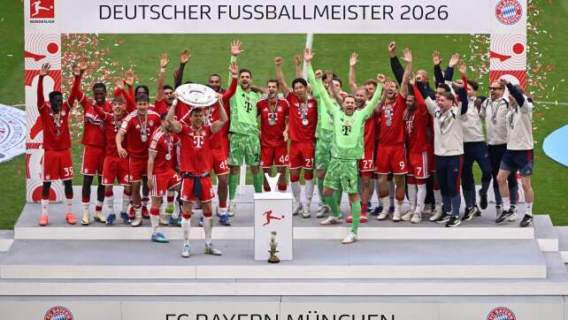 Bayern jubeln mit Meisterschale - Kane-Gala vor Pokalfinale