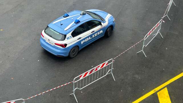 Auto rast in Italien in Menschenmenge - mehrere Verletzte