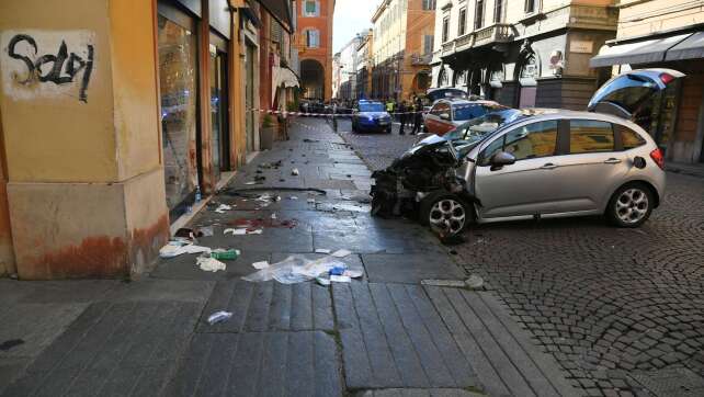 Auto rast in Menschenmenge in Italien - mehrere Verletzte