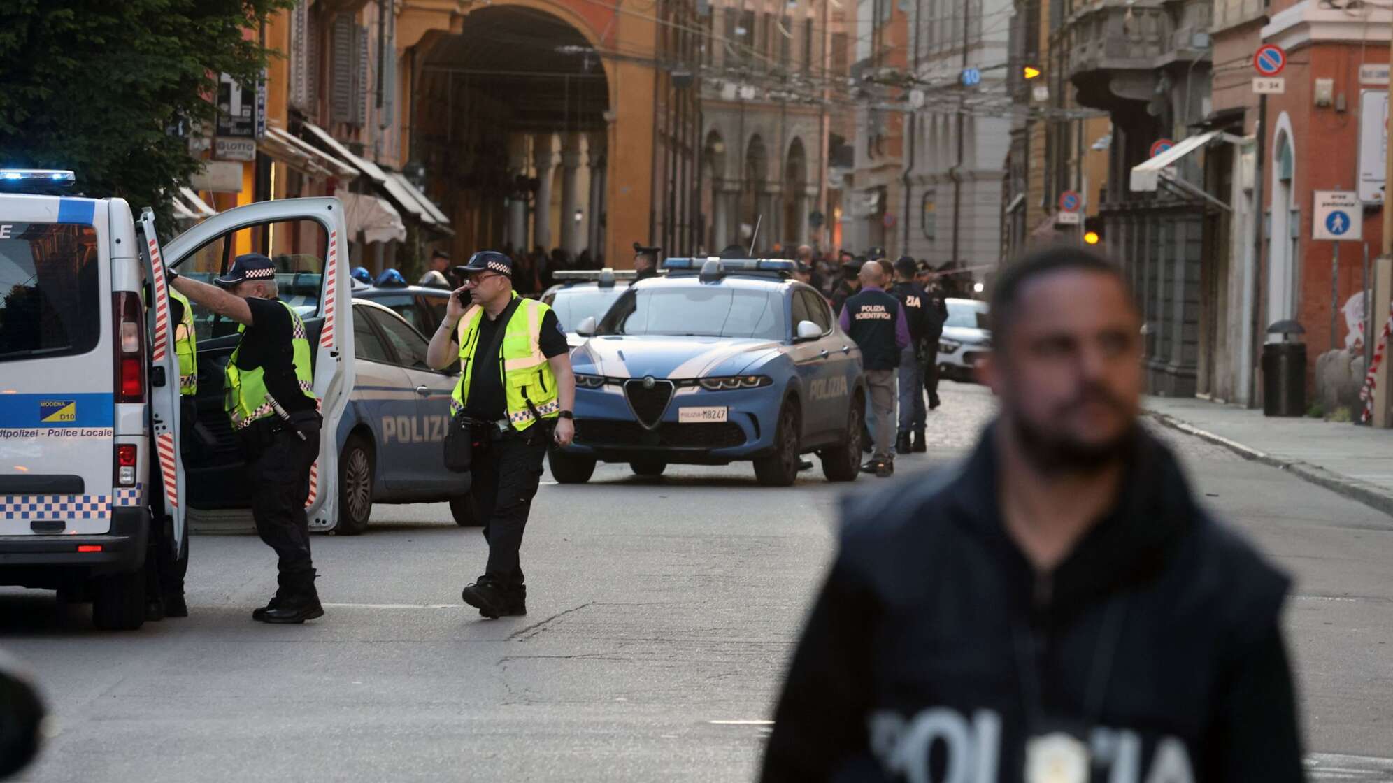 Auto fährt in Modena in Menschenmenge