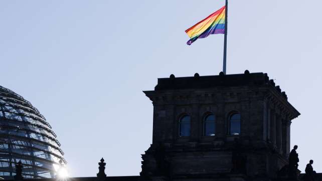 Regenbogenfahne über dem Reichstagsgebäude
