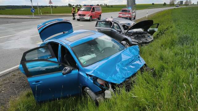 Sechs Verletzte bei Unfall auf Bundesstraße