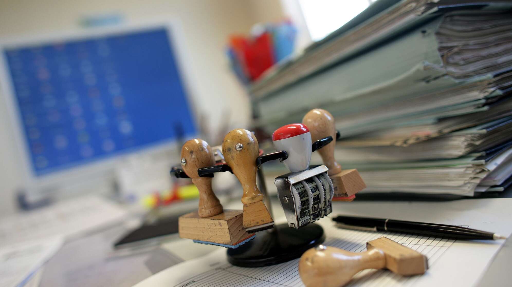 Behörden-Schreibtisch mit Stempeln