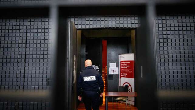 Prozess in Frankreich: «Maskenmann» weist Mordvorwurf zurück