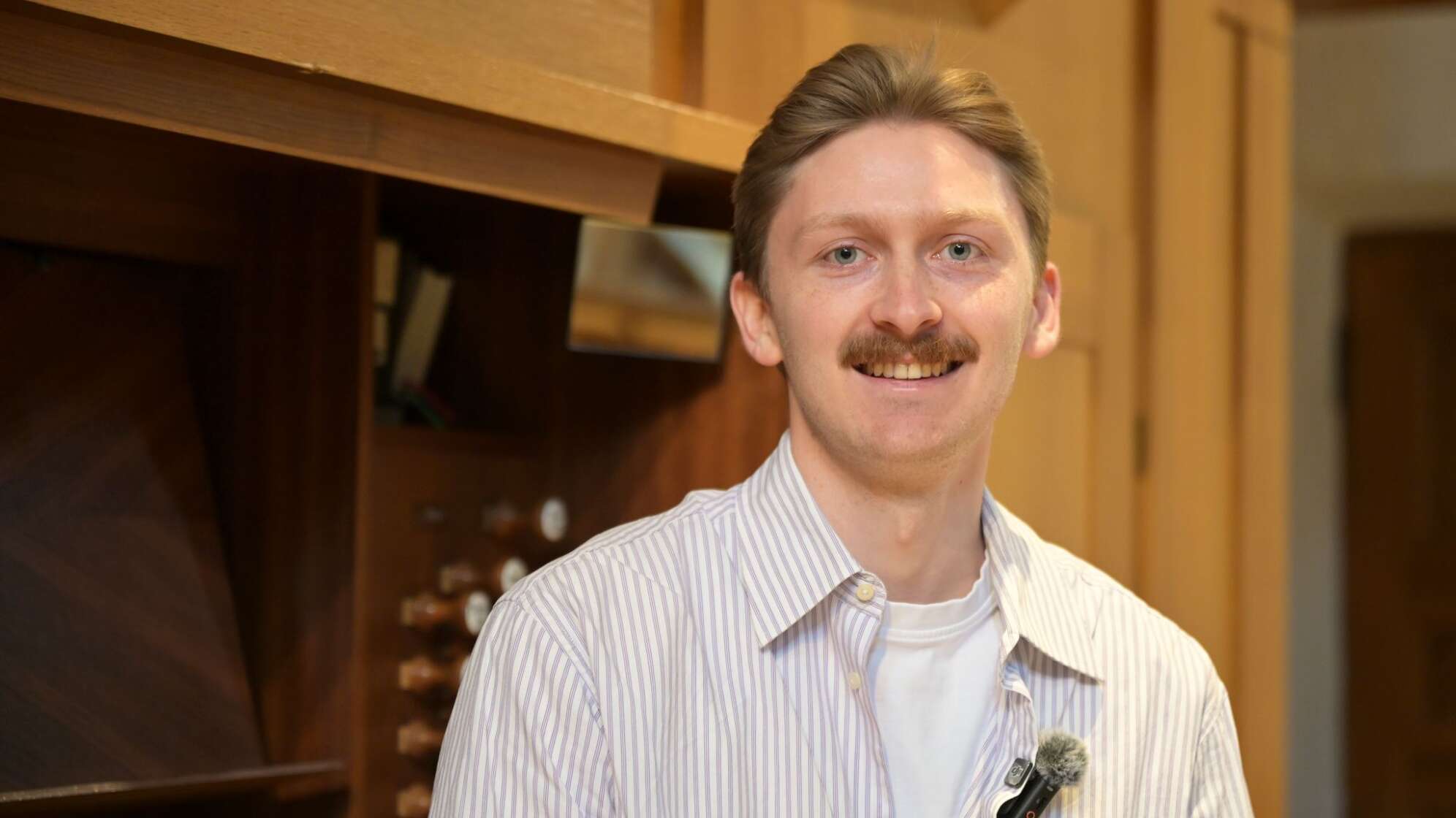 Wilhelm Fischer spielt Popsongs auf der Orgel