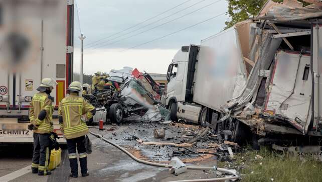 Lkw-Fahrer stirbt bei Unfall - A6 zeitweise gesperrt