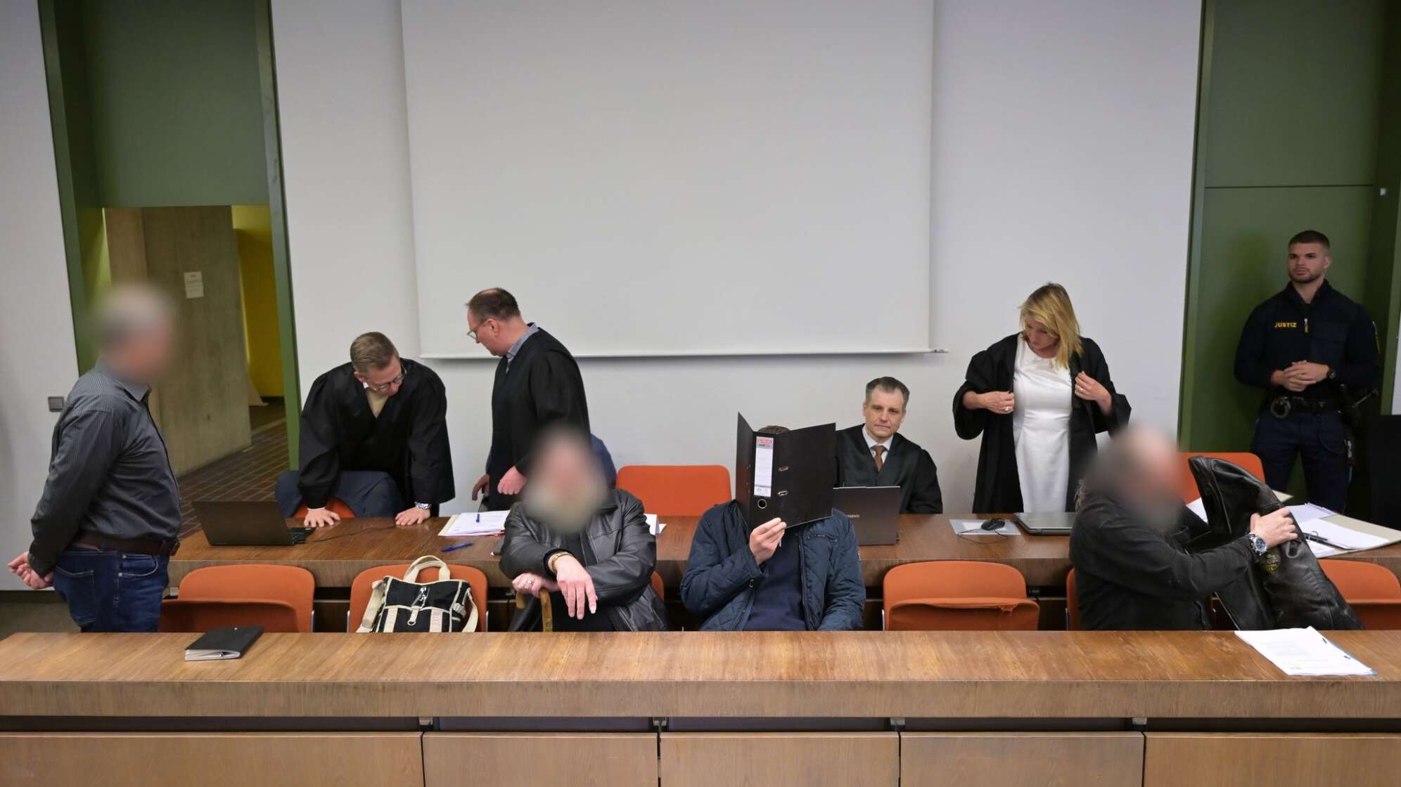Prozessbeginn gegen Anhänger der rechtsextremen Szene