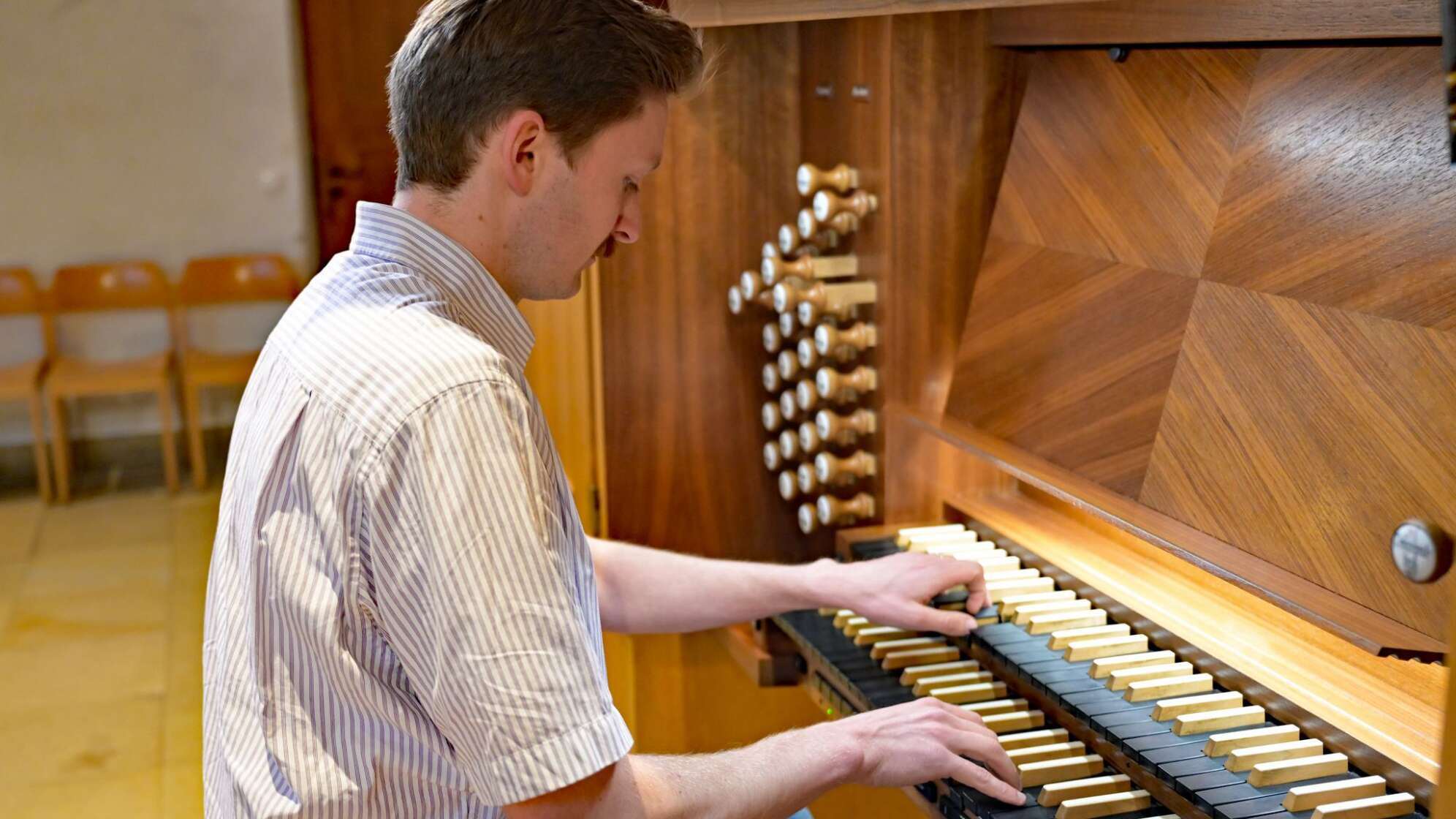 Willi spielt Popmusik auf der Orgel