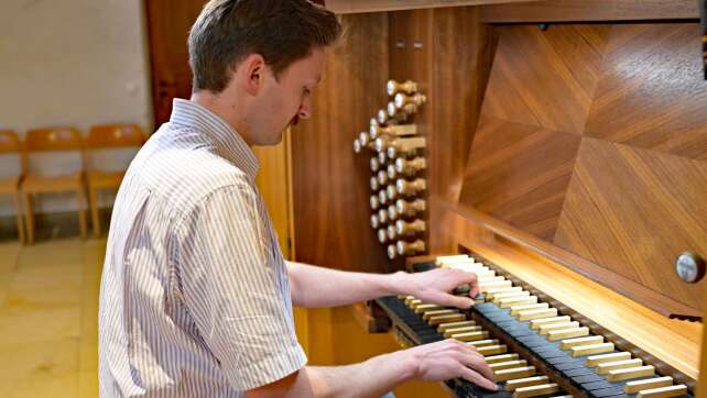 Willi will's wissen - und spielt Rapsongs auf der Orgel