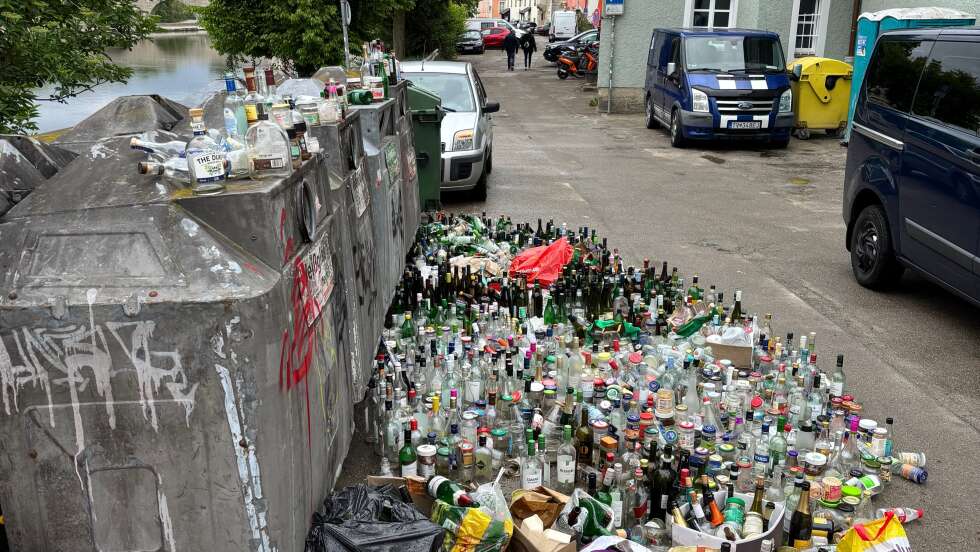 Regensburg kämpft mit überfüllten Glascontainern: Flaschen und Plastiksäcke stapeln sich in der Altstadt