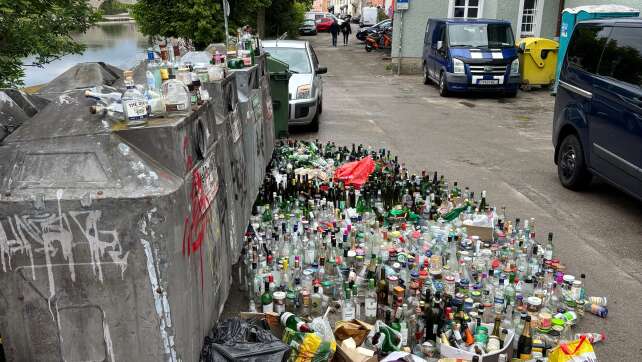 Regensburg kämpft mit überfüllten Glascontainern: Flaschen und Plastiksäcke stapeln sich in der Altstadt