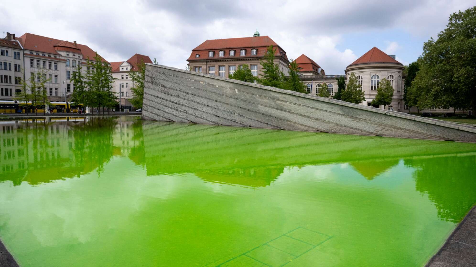 Protestbewegung färbt Brunnenwasser grün