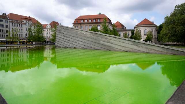 Protest gegen Gaspolitik: Brunnen leuchten bundesweit grün