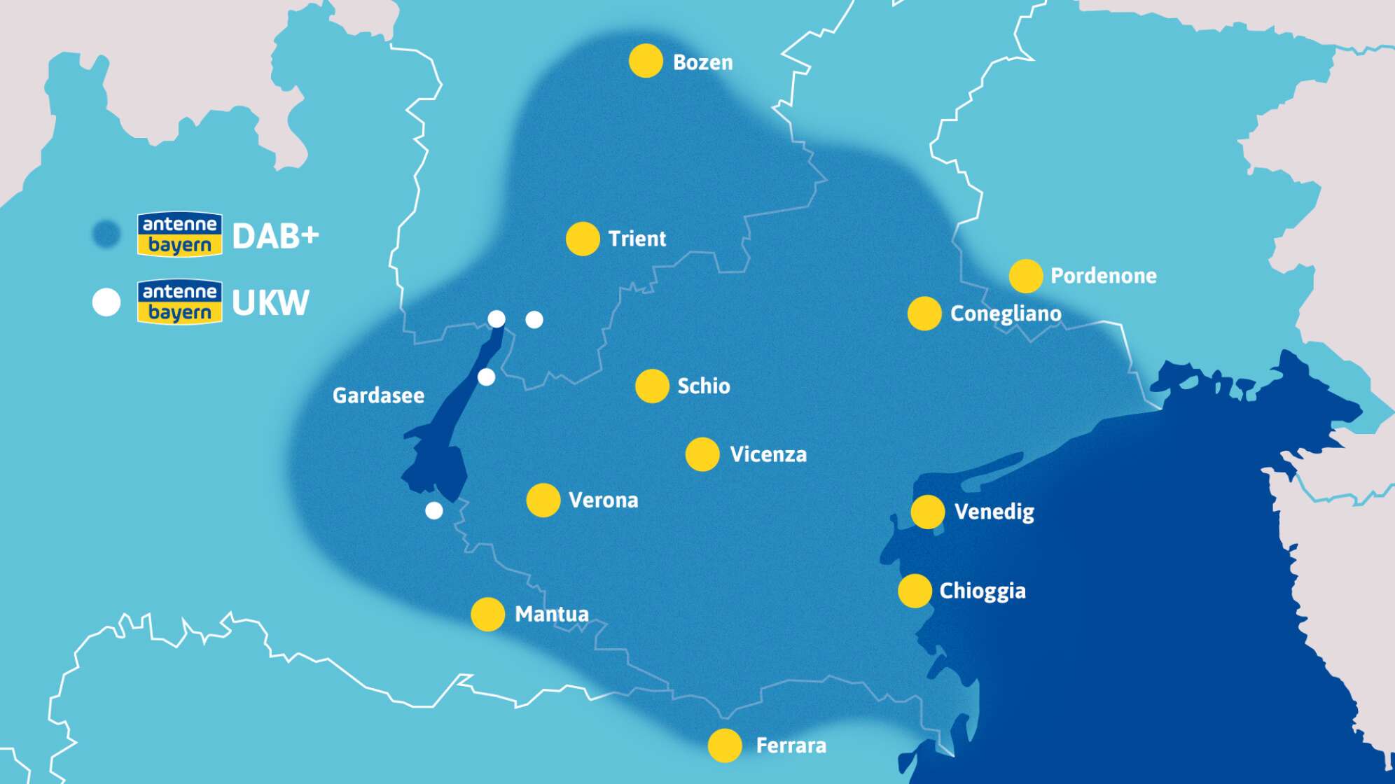 Karte von Norditalien mit Empfangsgebiet von ANTENNE BAYERN über DAB+ und UKW. Das Empfangsgebiet erstreckt sich vom Gardasee über Verona, Vicenza, Mantua, Ferrara, Schio, Trient, Bozen, Conegliano, Pordenone, Venedig und Chioggia. Die Karte zeigt deutlich die Reichweite des Radiosenders ANTENNE BAYERN in Italien.