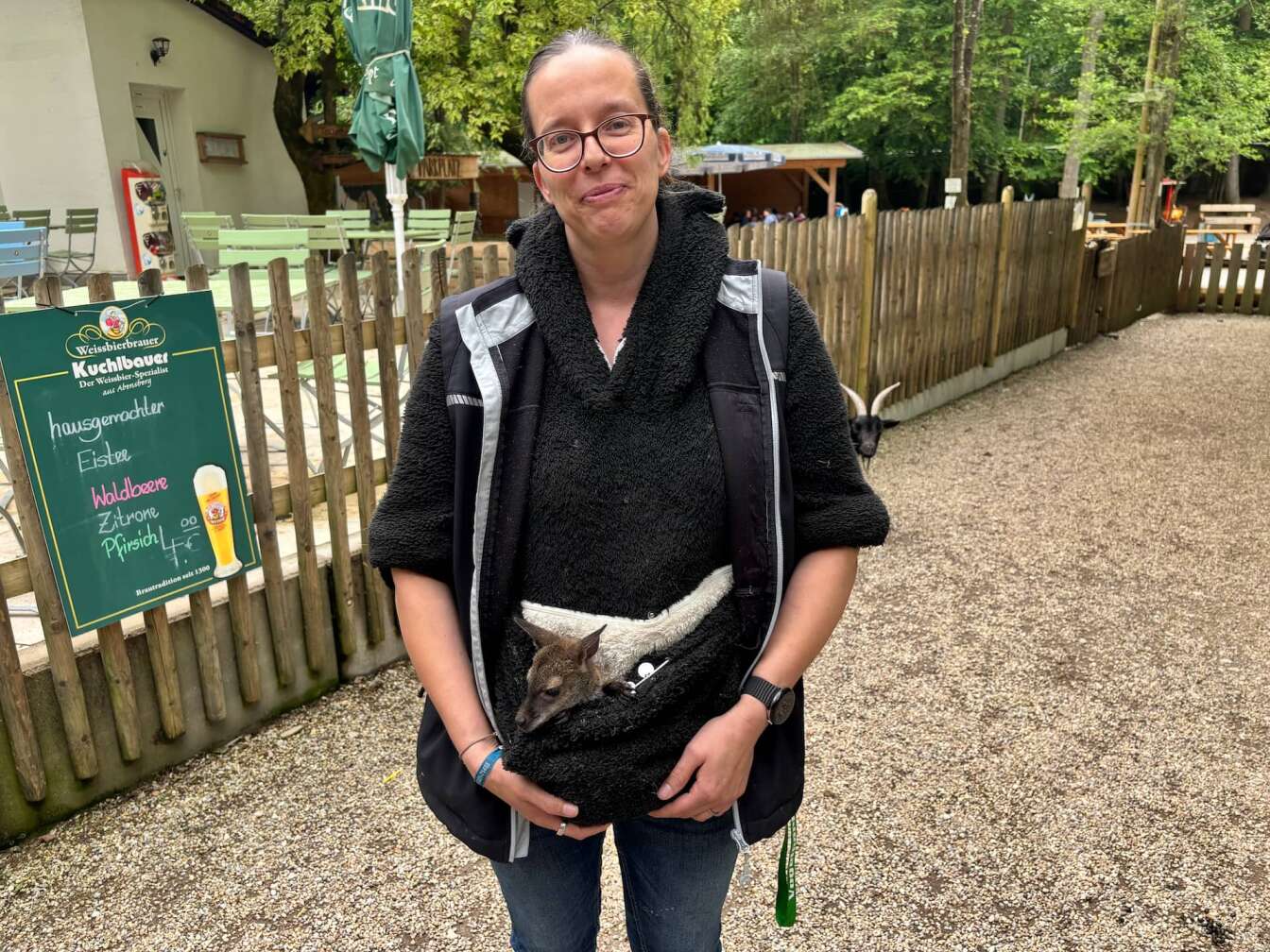 Baby Känguru Elli im Vogel- und Tierpark Abensberg mit Ersatz-Mama Tierpark-Leiterin Nicole Hoffmeister