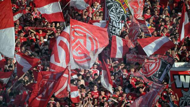 Pfosten auf der Tribüne: Essen-Fans mit verrückter Aktion