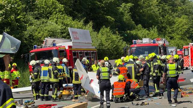 Segelflugzeug stürzt auf A45 – ein Toter bei Olpe
