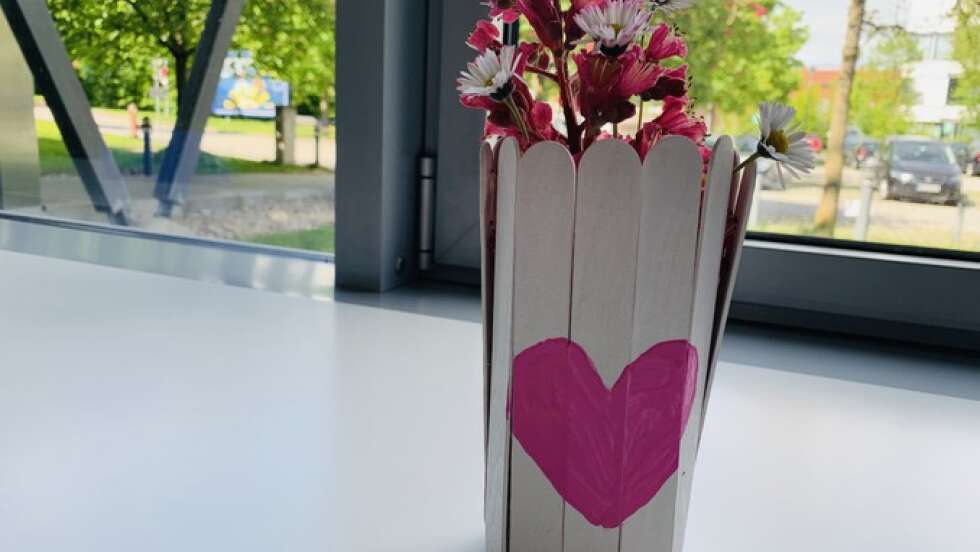DIY zum Muttertag: Vase aus Eisstielen