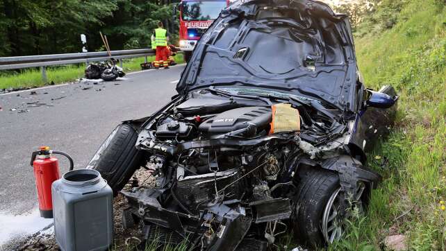 In Auto gekracht: Motorradfahrerin lebensgefährlich verletzt
