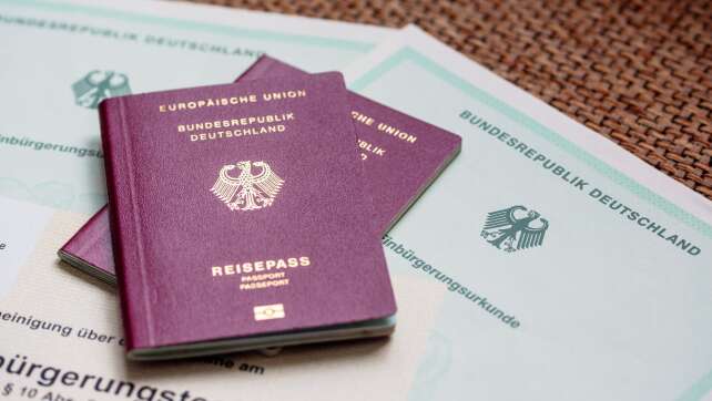 Mehr Einbürgerungen - Unionspolitiker für strengere Regeln