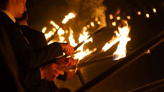Fackelzug zieht durch Coburgs Straßen - Gegner protestieren