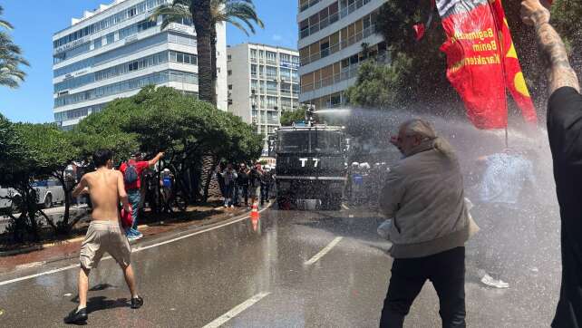 Proteste in Izmir: Türkische Polizei setzt Wasserwerfer ein