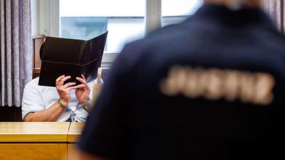Überfall und Diebstahl von Polizeiautos: Haftstrafe