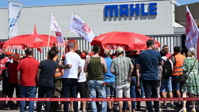 Mahle-Beschäftigte treten in unbefristeten Streik
