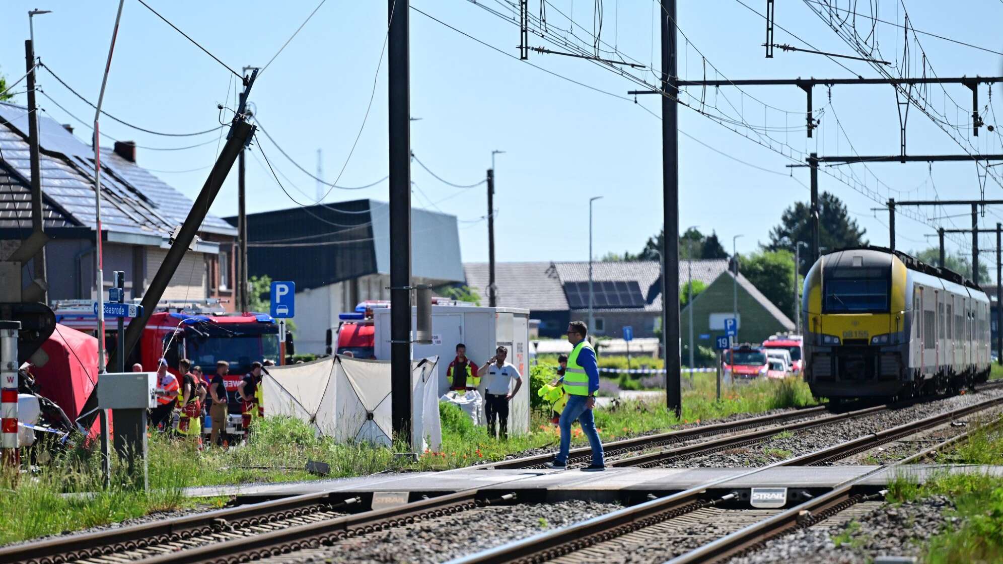 Schulbus in Belgien von Zug erfasst