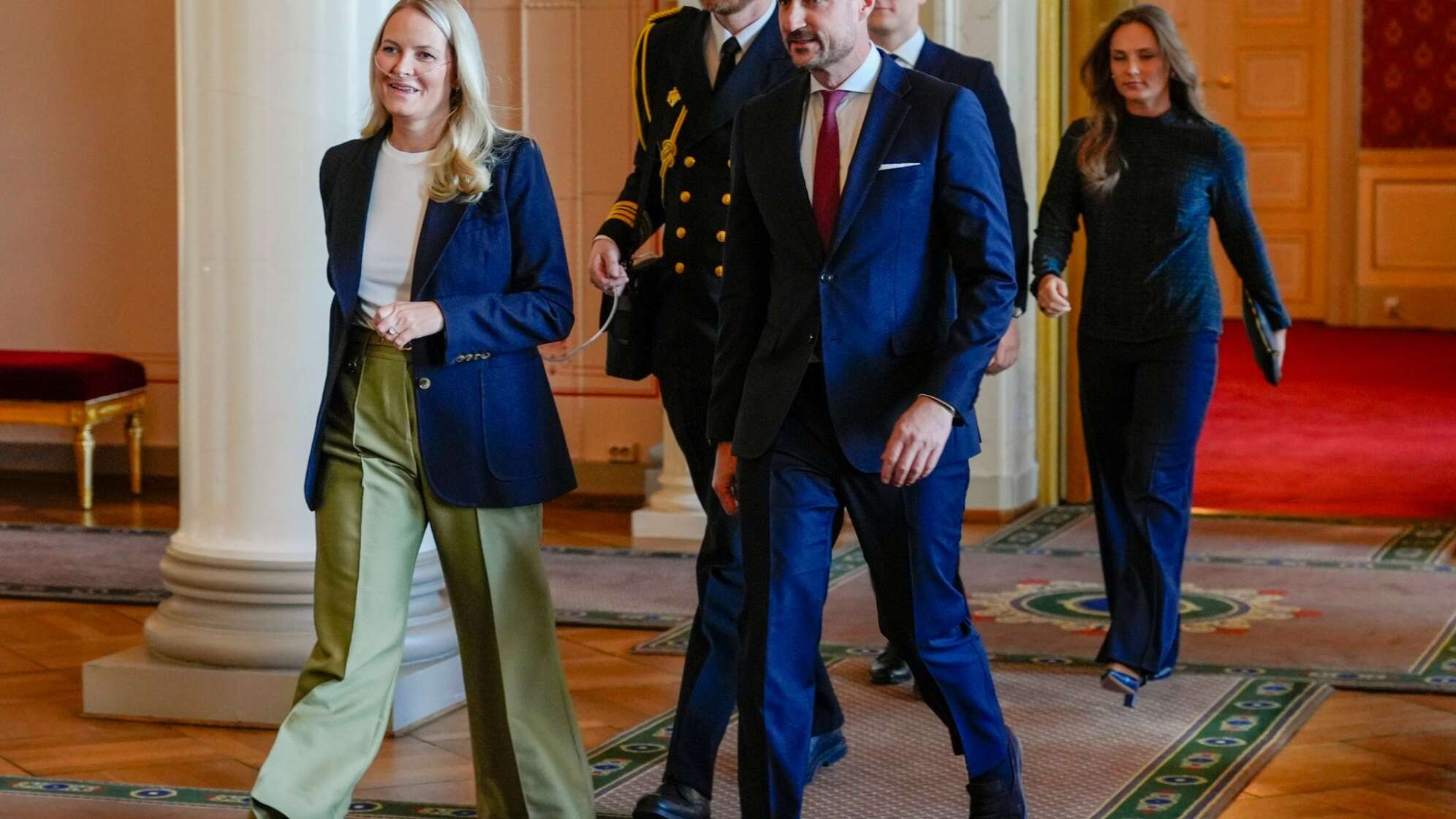 Mette-Marit mit Sauerstoffgerät bei offiziellem Termin