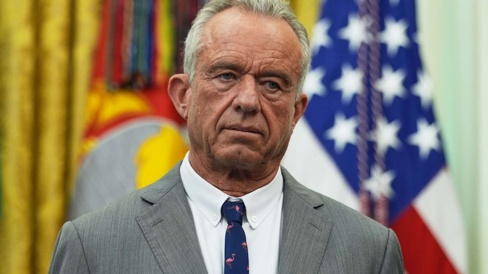 Der US-Gesundheitsminister greift in einem Video nach Schlangen