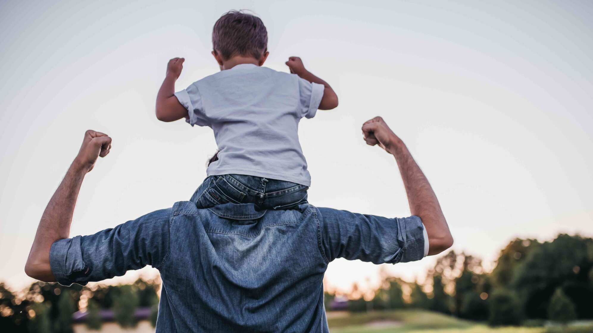 Vater hält Sohn auf den Schultern