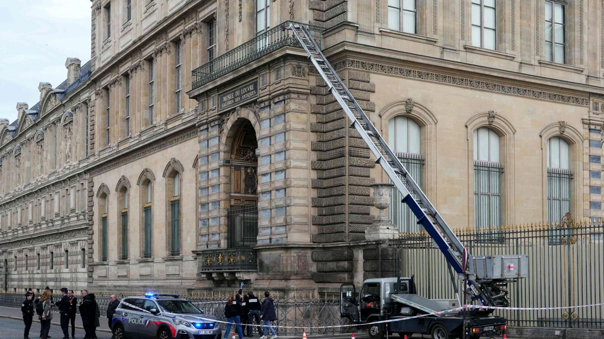 Spektakulärer Kunstraub im Louvre: Film und Doku geplant