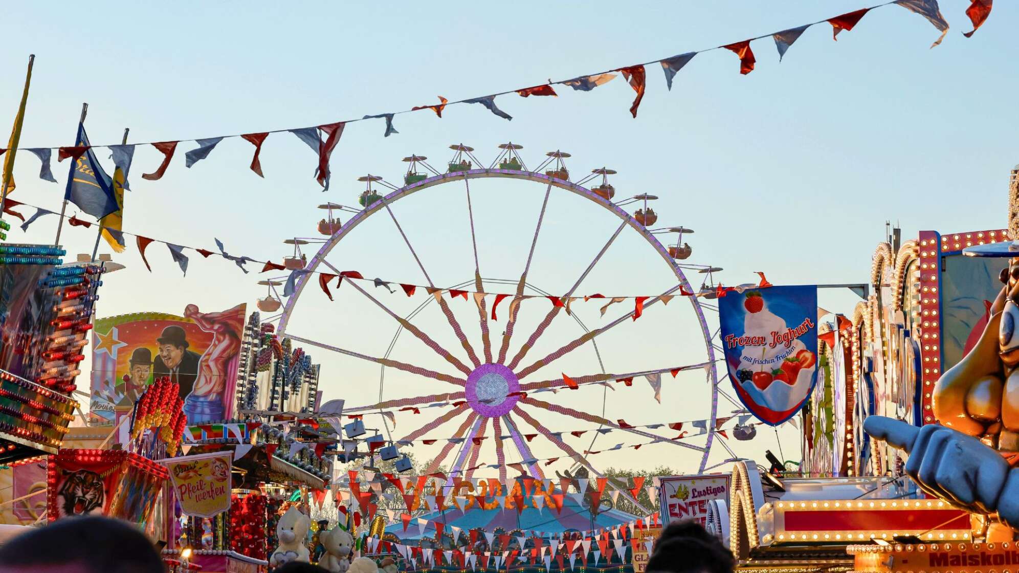 ARCHIV - 16.04.2022, Bayern, Nürnberg: Das Riesenrad ist beim Nürnberger Frühlingsfest. Das Volksfest fand erstmalig 1826 zu Ehren des bayerischen Königs Ludwig I. statt.