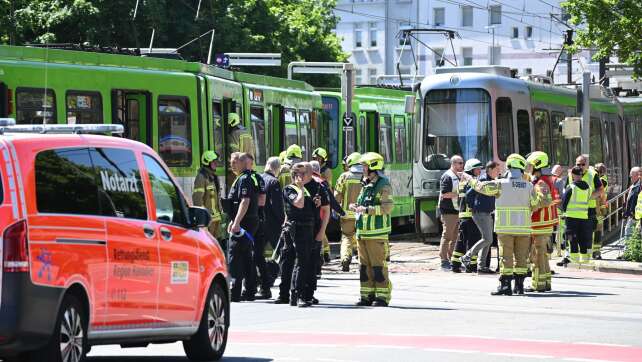 Stadtbahnen stoßen zusammen ‒ Zweistellige Zahl Verletzter