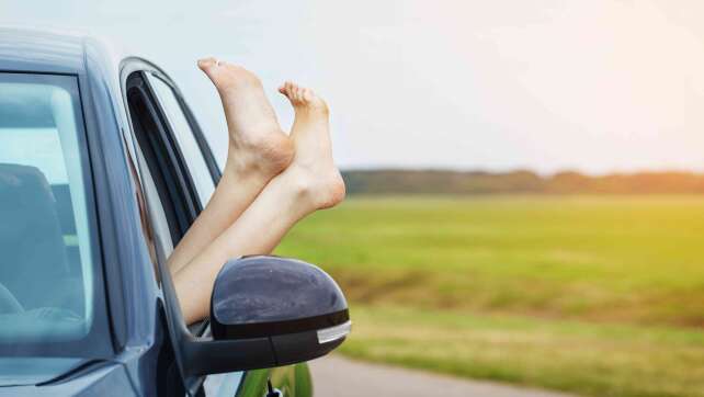 Barfuß oder nackt Autofahren: Diese Verkehrsregeln gelten im Sommer