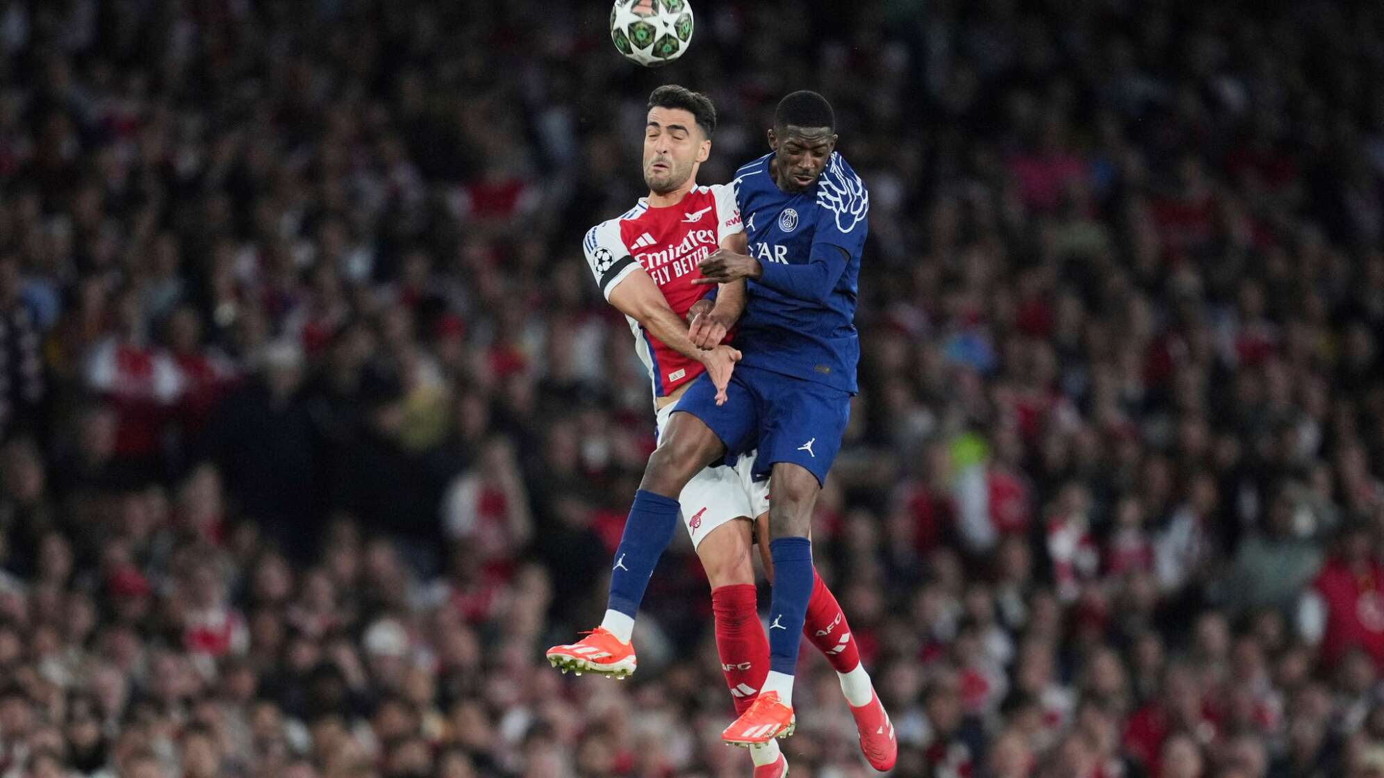 Mikel Merino und Ousmane Dembele (r)