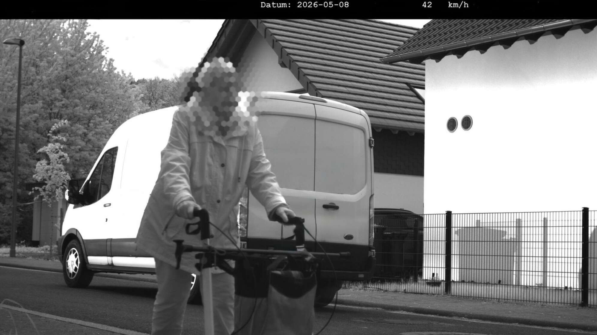 Frau mit Rollator von Polizei geblitzt