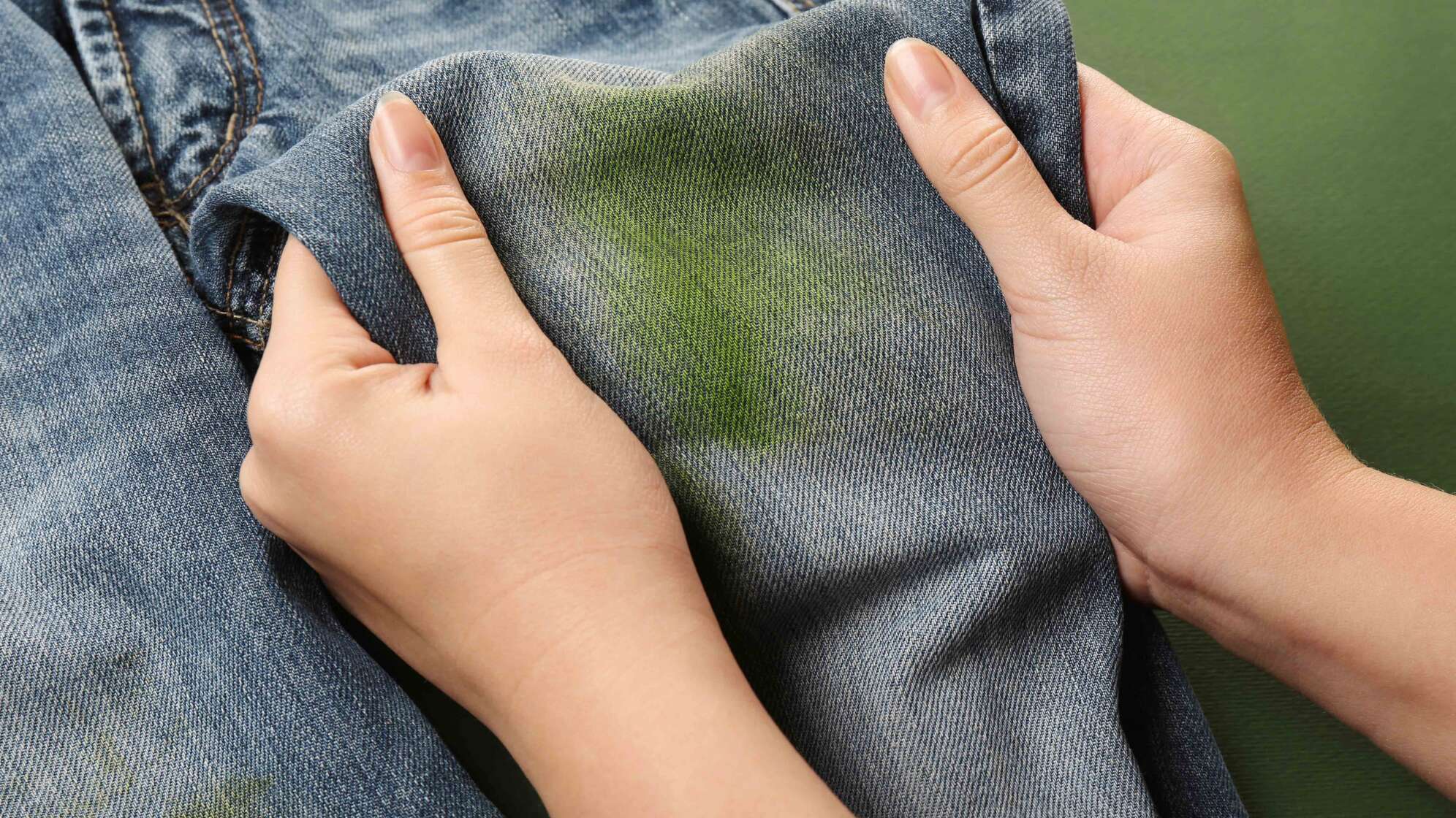Hose mit Grasfleck
