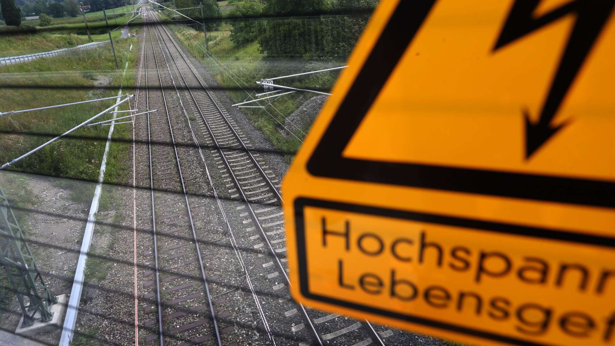 Hochspannung - Lebensgefahr an der Bahnstrecke