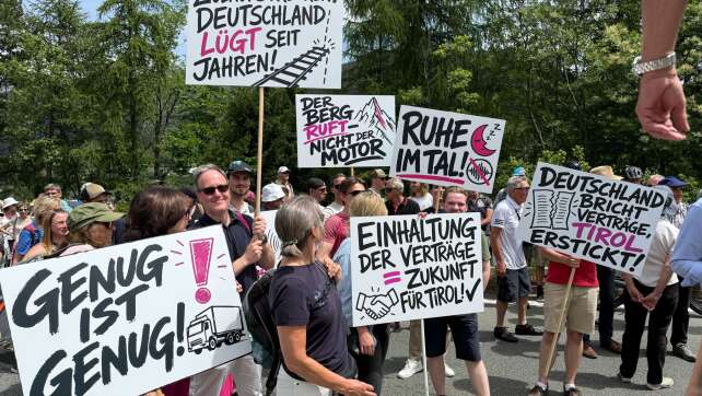 Tausende demonstrieren gegen Verkehrsbelastung am Brenner