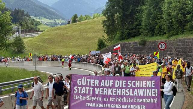 Tausende bei Protest gegen Verkehrsflut am Brenner