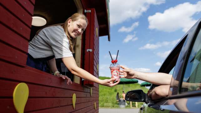 Erdbeer-Drive-in sorgt für Tiktok-Hype und Stau